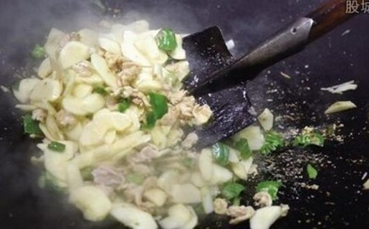 高校驚現(xiàn)蘋(píng)果炒肉 水果做的菜也不賴